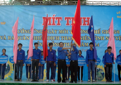 Đồng chí Lý Văn Giàu - Bí thư Tỉnh Đoàn trao cờ hoạt động cho đồng chí Nguyễn Đăng Định - Bí thư Thành Đoàn Sa Đéc